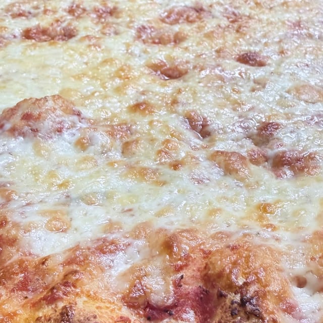 Mo Cheese Pie Pizza.